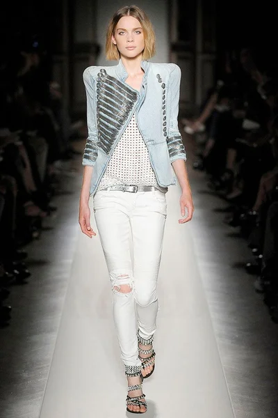 Look 16
